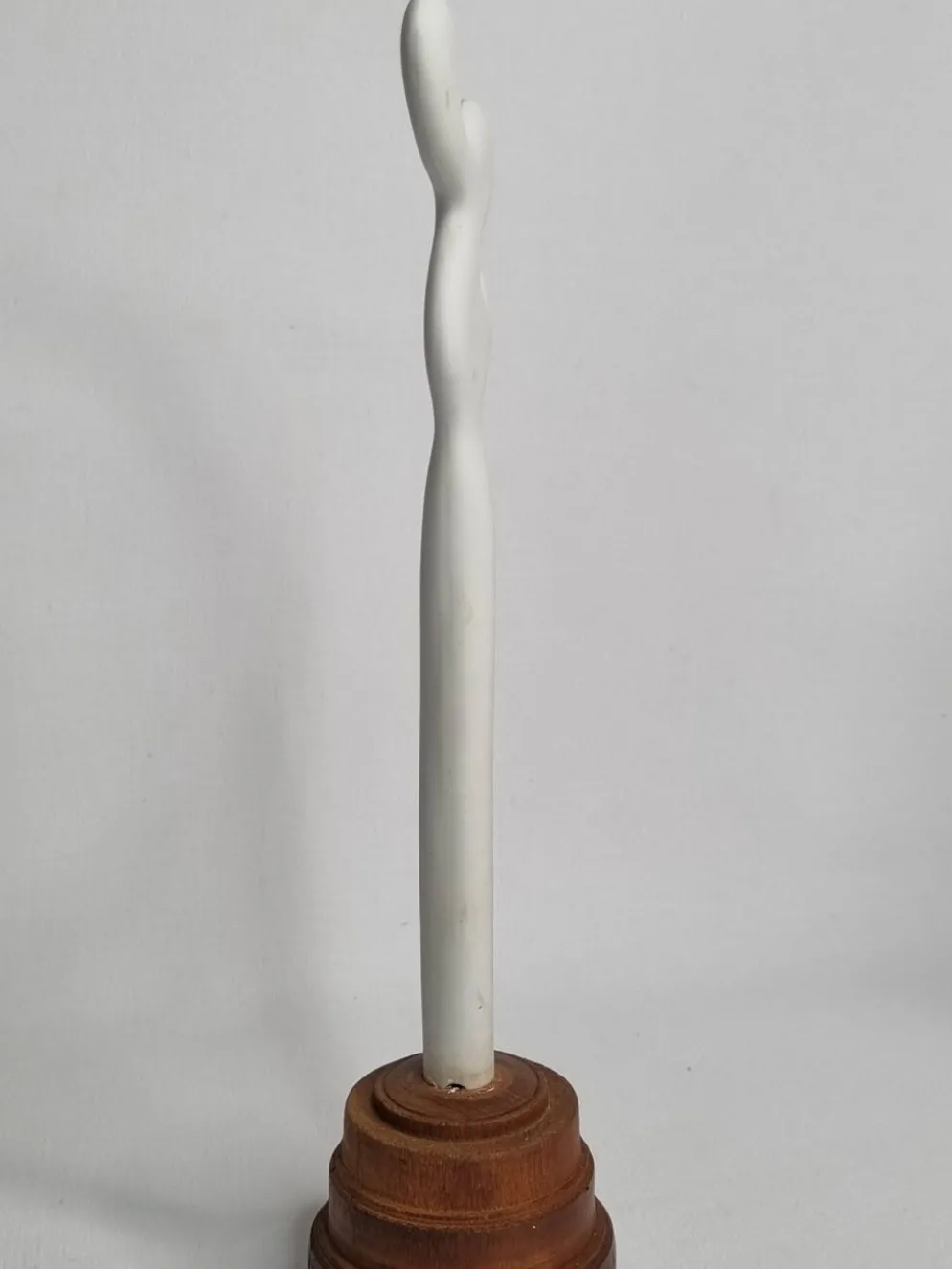 Sculpture d’inspiration biomorphique, sur socle en bois industriel, 28 cm