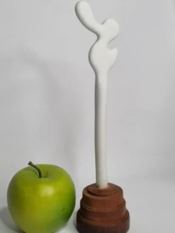 Sculpture d’inspiration biomorphique, sur socle en bois industriel, 28 cm