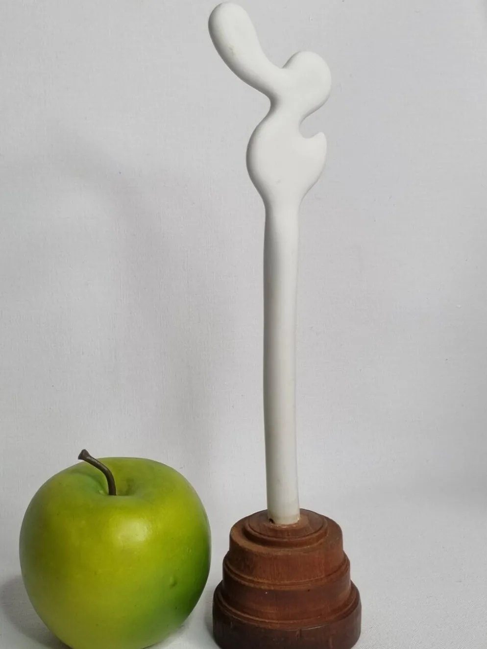 Sculpture d’inspiration biomorphique, sur socle en bois industriel, 28 cm