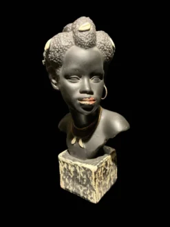 Sculpture d'une femme noire en plâtre