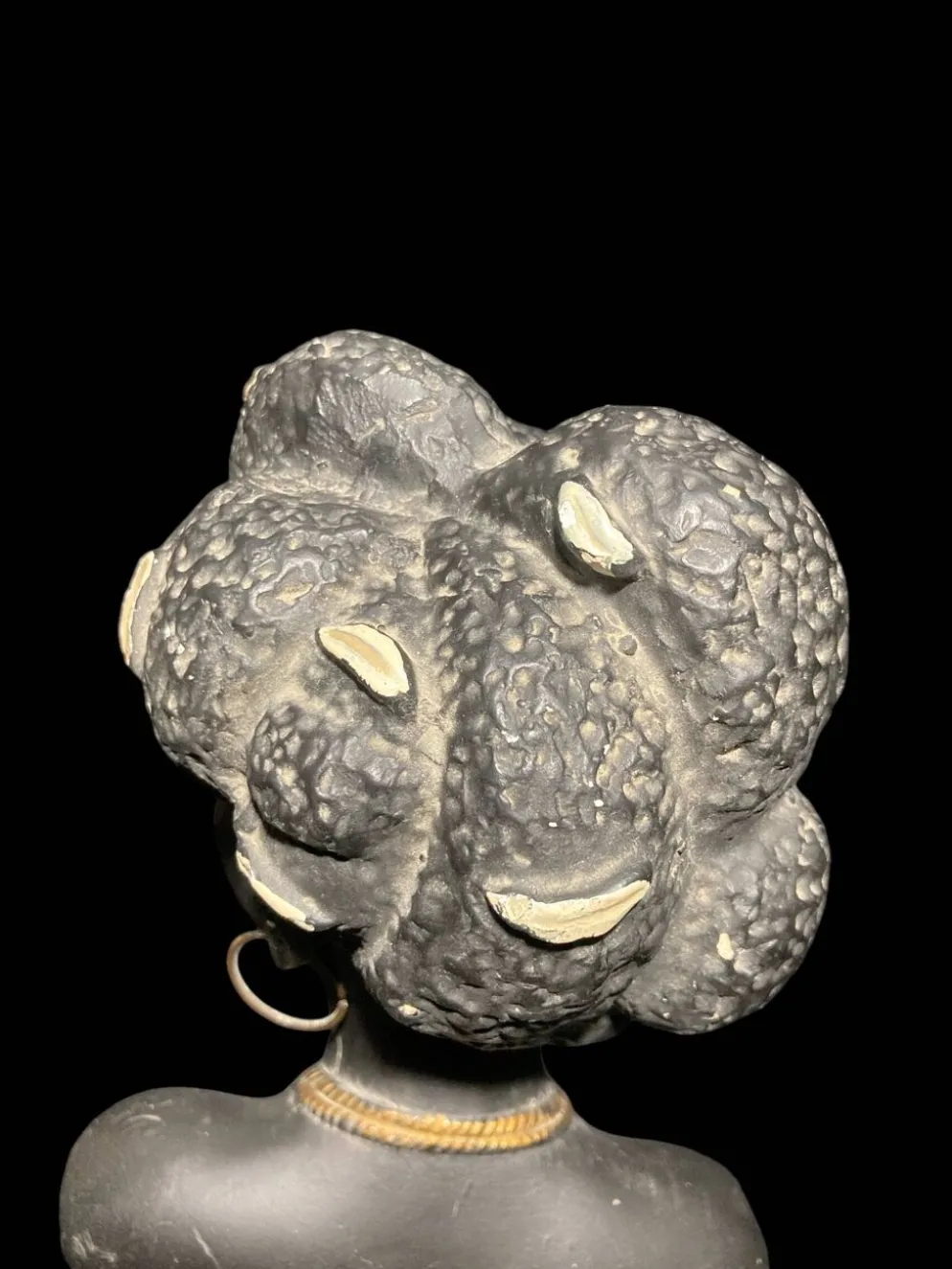 Sculpture d'une femme noire en plâtre