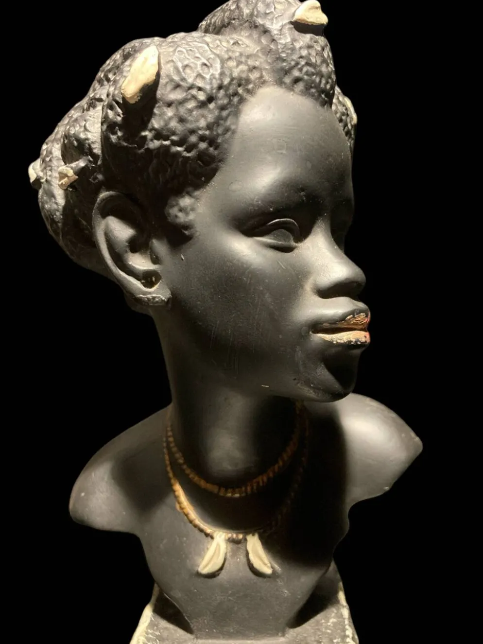 Sculpture d'une femme noire en plâtre
