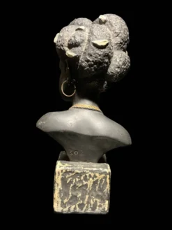 Sculpture d'une femme noire en plâtre