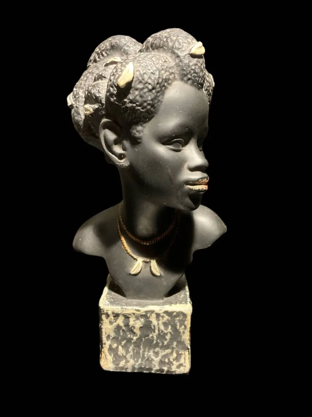 Sculpture d'une femme noire en plâtre