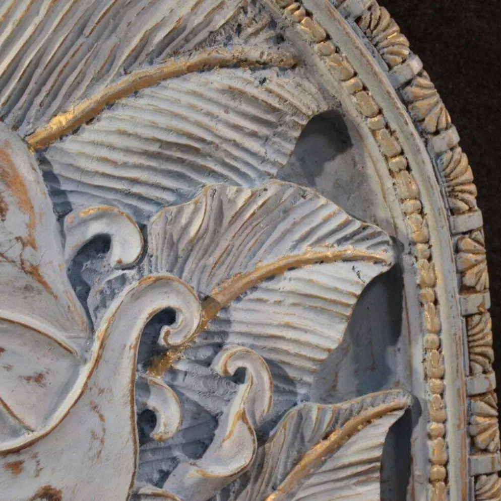 Sculpture en bas-relief, visage stylisé avec des fleurs, 20e siècle
