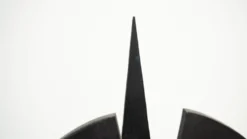Sculpture en bois brutaliste noire