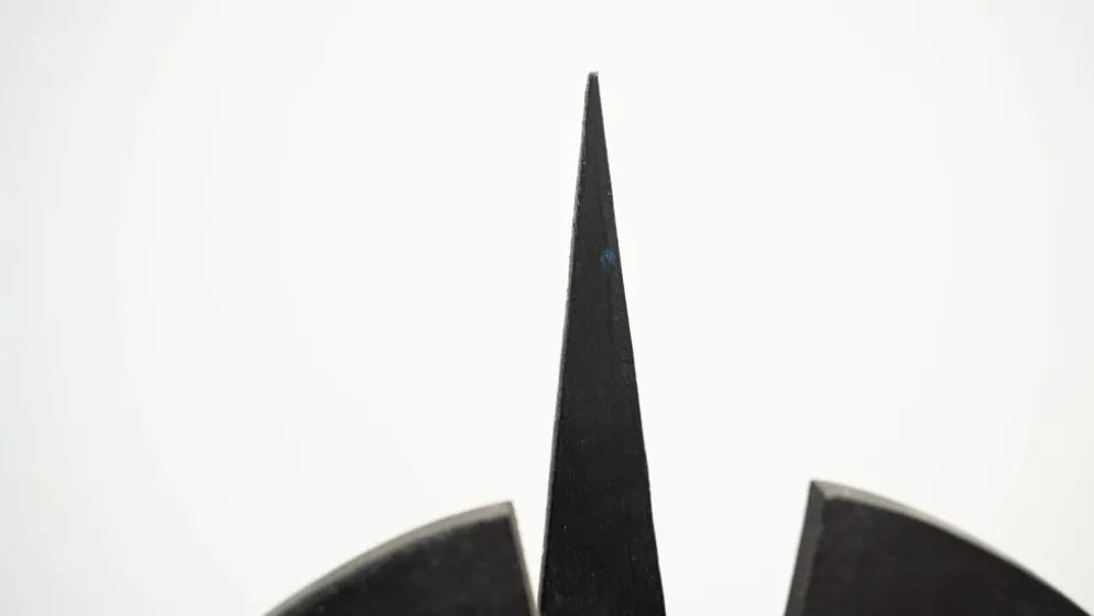 Sculpture en bois brutaliste noire