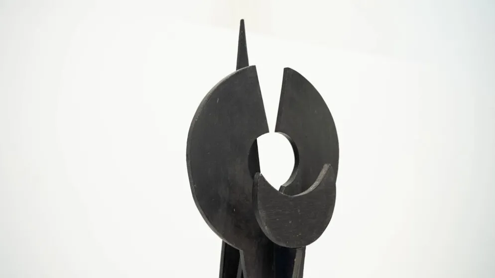 Sculpture en bois brutaliste noire