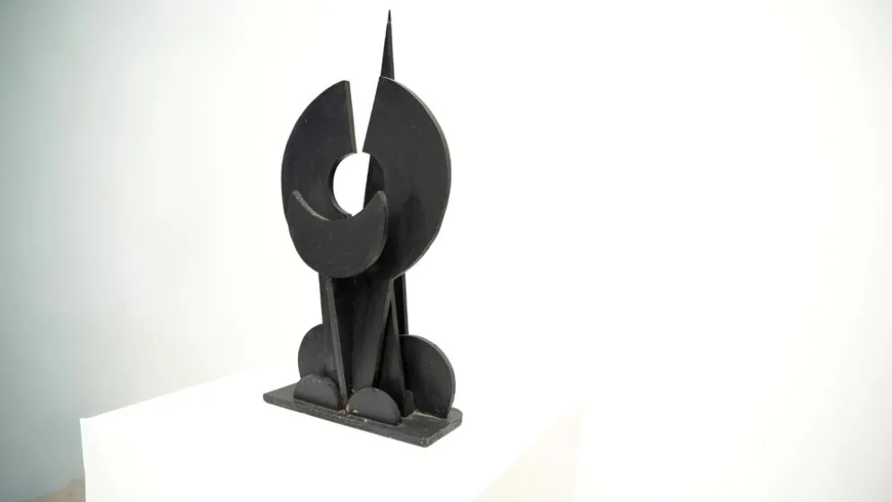 Sculpture en bois brutaliste noire