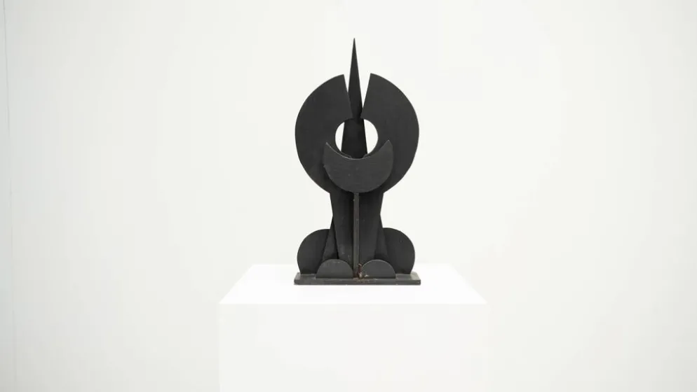 Sculpture en bois brutaliste noire