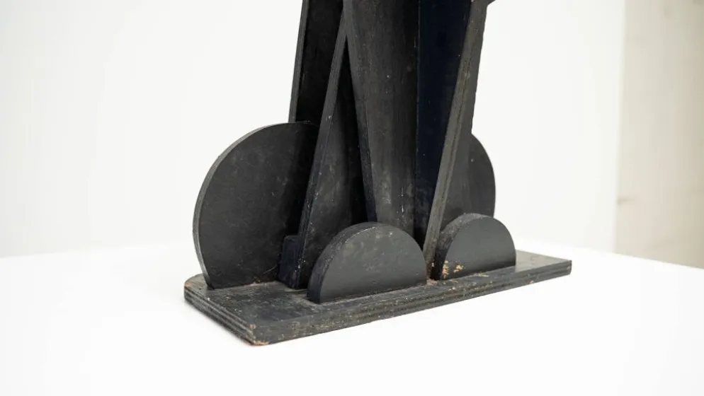Sculpture en bois brutaliste noire