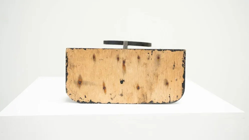 Sculpture en bois brutaliste noire