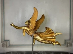 Sculpture en bois doré, ange drapé, Autriche vers 1800