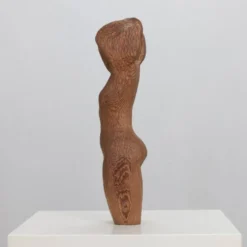 "Sculpture en bois sculpté à la main de torse de femme enchaînée, Pays-Bas, années 1970"