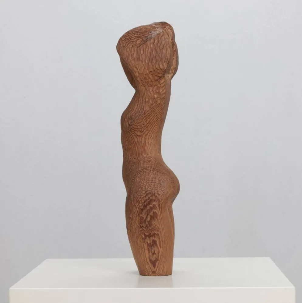 "Sculpture en bois sculpté à la main de torse de femme enchaînée, Pays-Bas, années 1970"