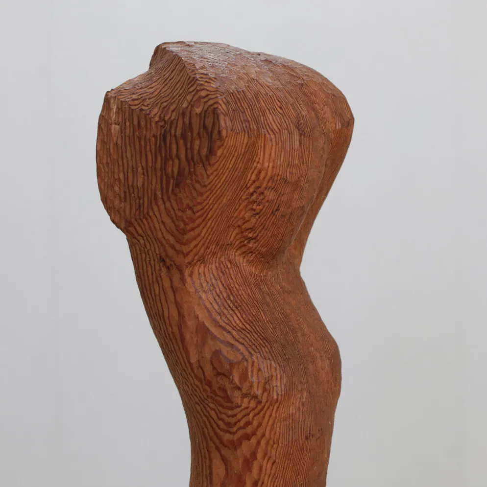 "Sculpture en bois sculpté à la main de torse de femme enchaînée, Pays-Bas, années 1970"