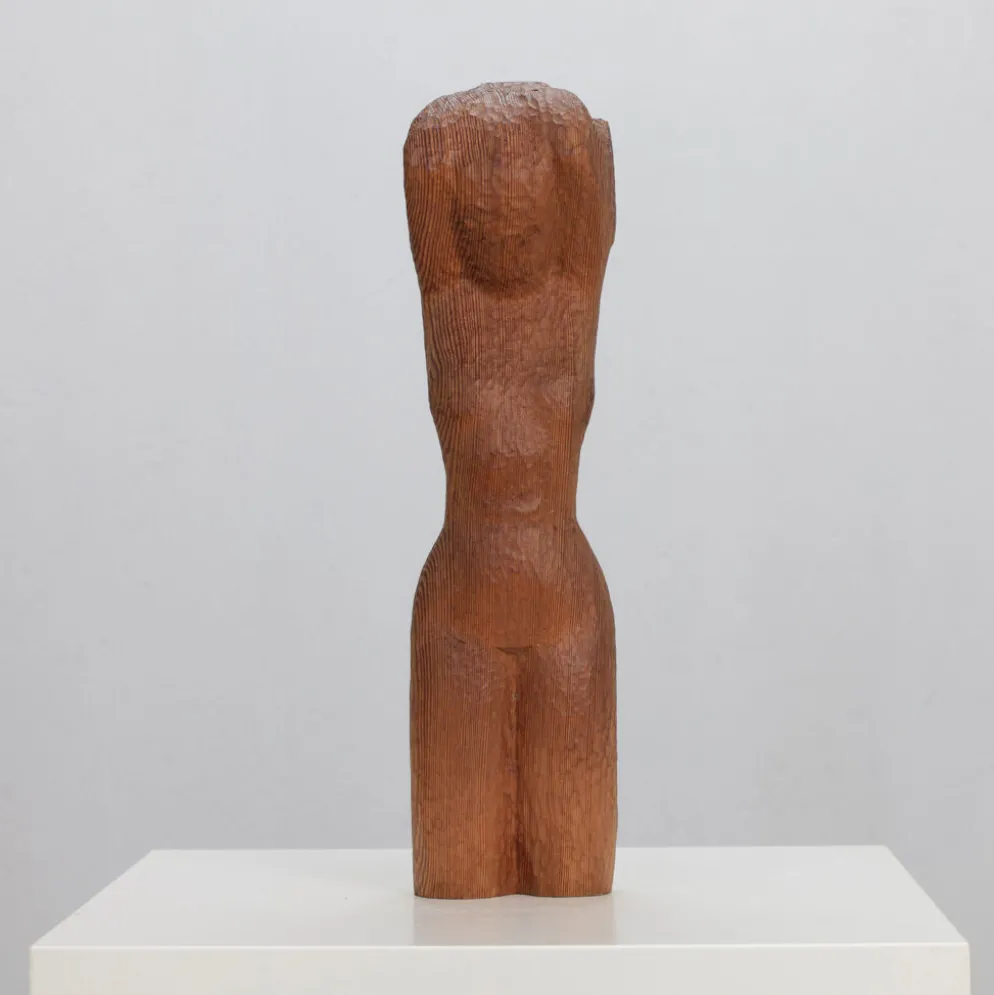 "Sculpture en bois sculpté à la main de torse de femme enchaînée, Pays-Bas, années 1970"
