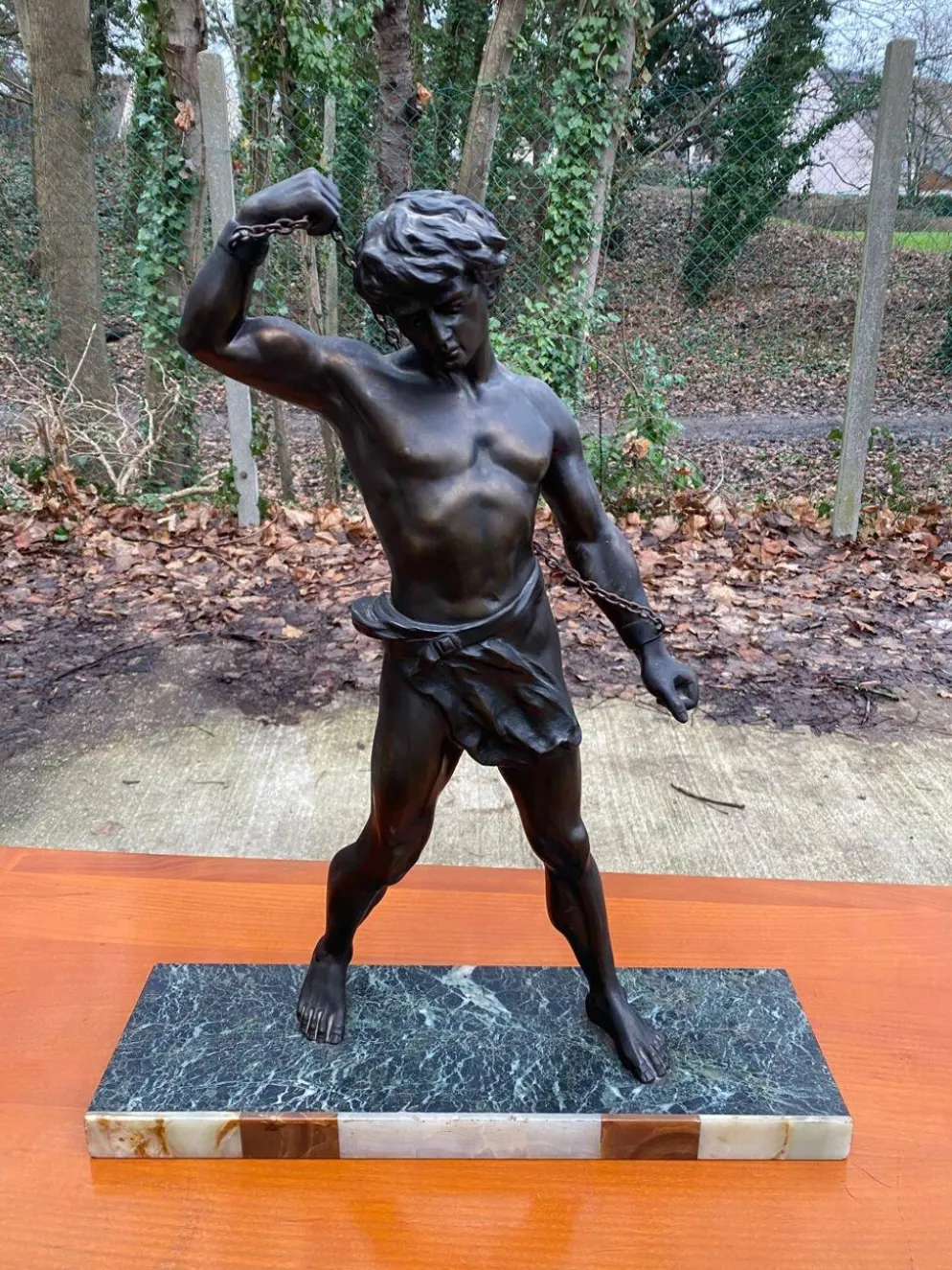 Sculpture en bronze "man in chains" sur marbre 55cm