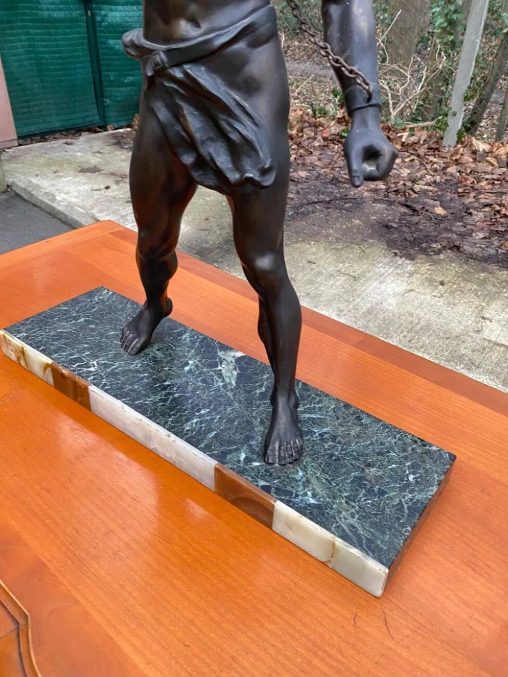 Sculpture en bronze "man in chains" sur marbre 55cm