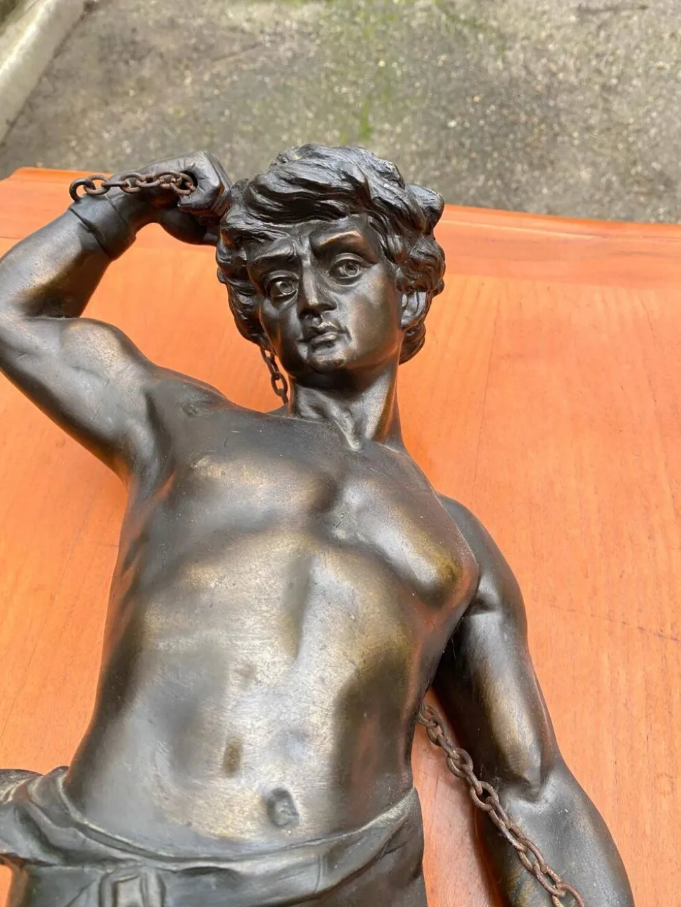 Sculpture en bronze "man in chains" sur marbre 55cm