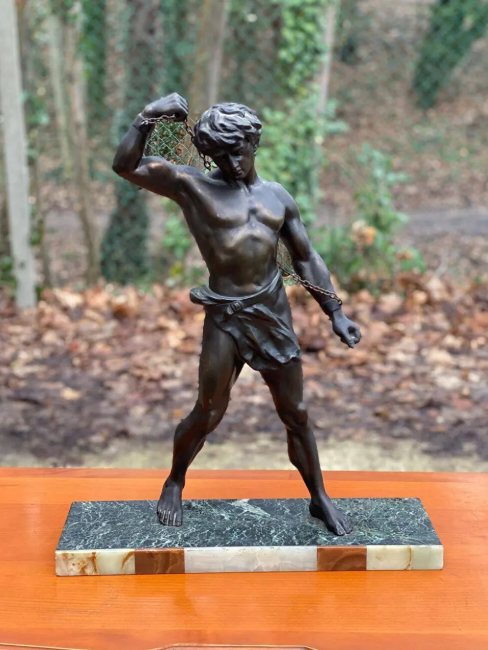 Sculpture en bronze "man in chains" sur marbre 55cm