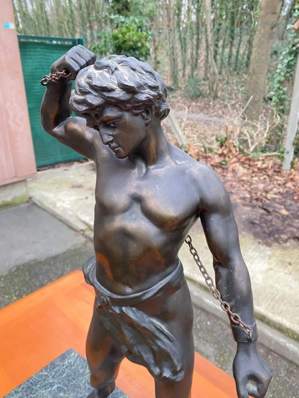 Sculpture en bronze "man in chains" sur marbre 55cm