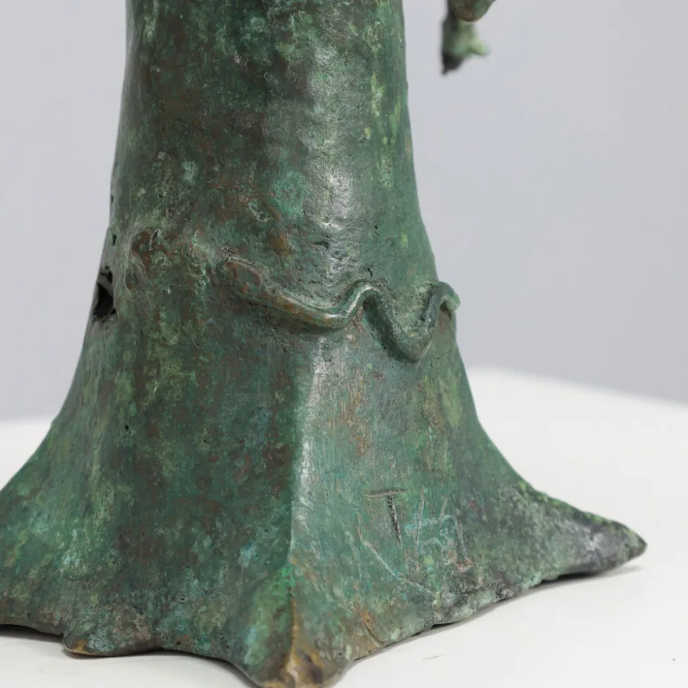 Sculpture en bronze patiné d'un arbre baobab avec des oiseaux, signée TM, années 1980.