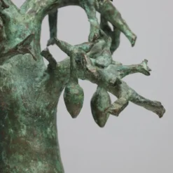 Sculpture en bronze patiné d'un arbre baobab avec des oiseaux, signée TM, années 1980.