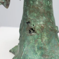 Sculpture en bronze patiné d'un arbre baobab avec des oiseaux, signée TM, années 1980.