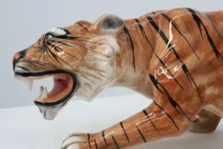 Sculpture en céramique peinte à la main de tigre de style Hollywood Regency italien, vers 1950.