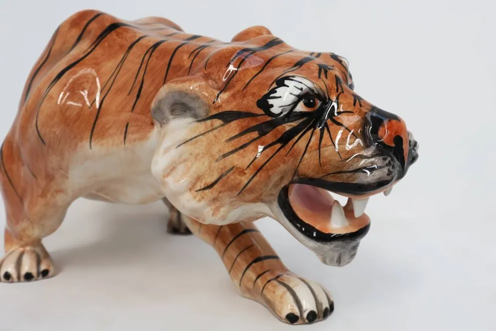Sculpture en céramique peinte à la main de tigre de style Hollywood Regency italien, vers 1950.