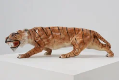 Sculpture en céramique peinte à la main de tigre de style Hollywood Regency italien, vers 1950.
