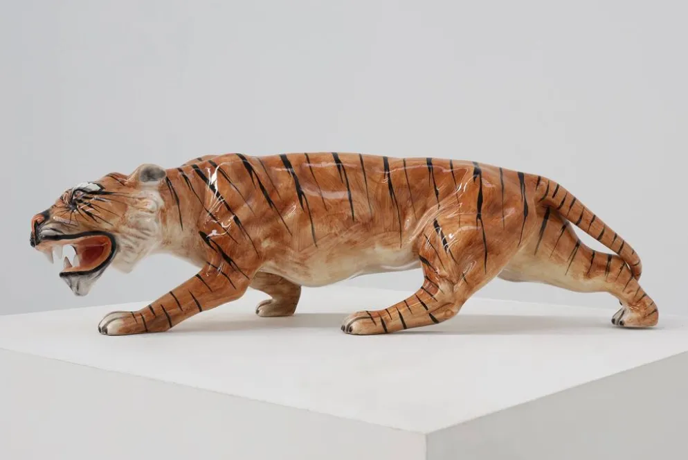 Sculpture en céramique peinte à la main de tigre de style Hollywood Regency italien, vers 1950.
