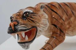 Sculpture en céramique peinte à la main de tigre de style Hollywood Regency italien, vers 1950.
