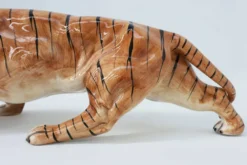 Sculpture en céramique peinte à la main de tigre de style Hollywood Regency italien, vers 1950.