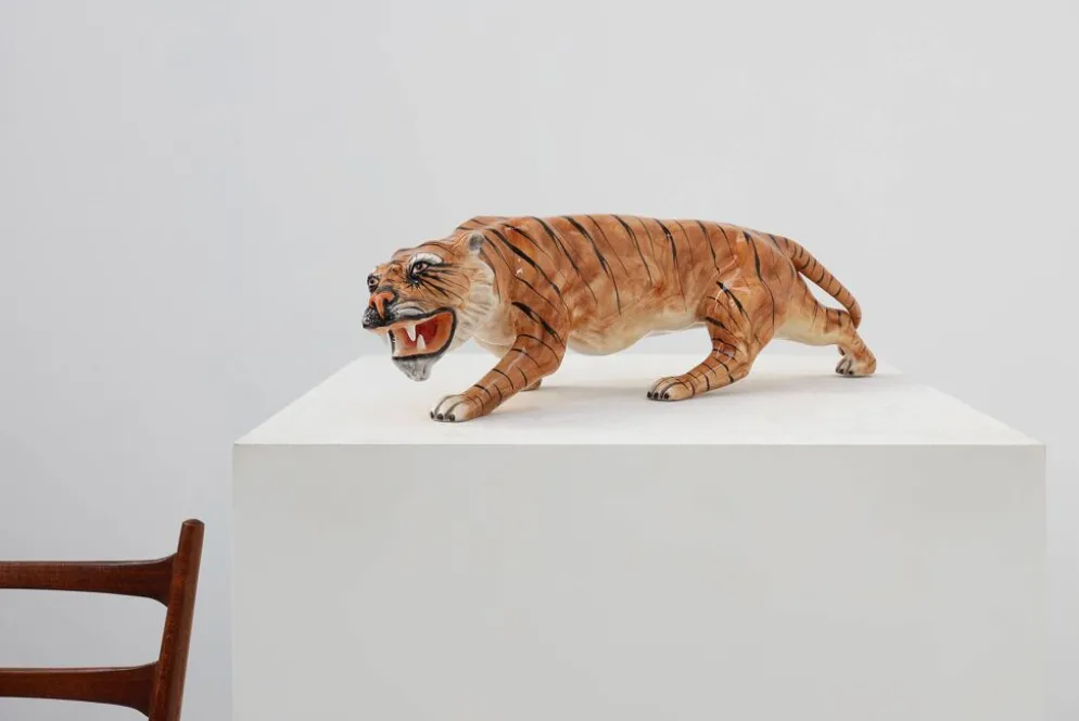 Sculpture en céramique peinte à la main de tigre de style Hollywood Regency italien, vers 1950.
