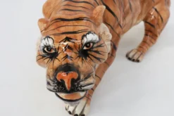 Sculpture en céramique peinte à la main de tigre de style Hollywood Regency italien, vers 1950.