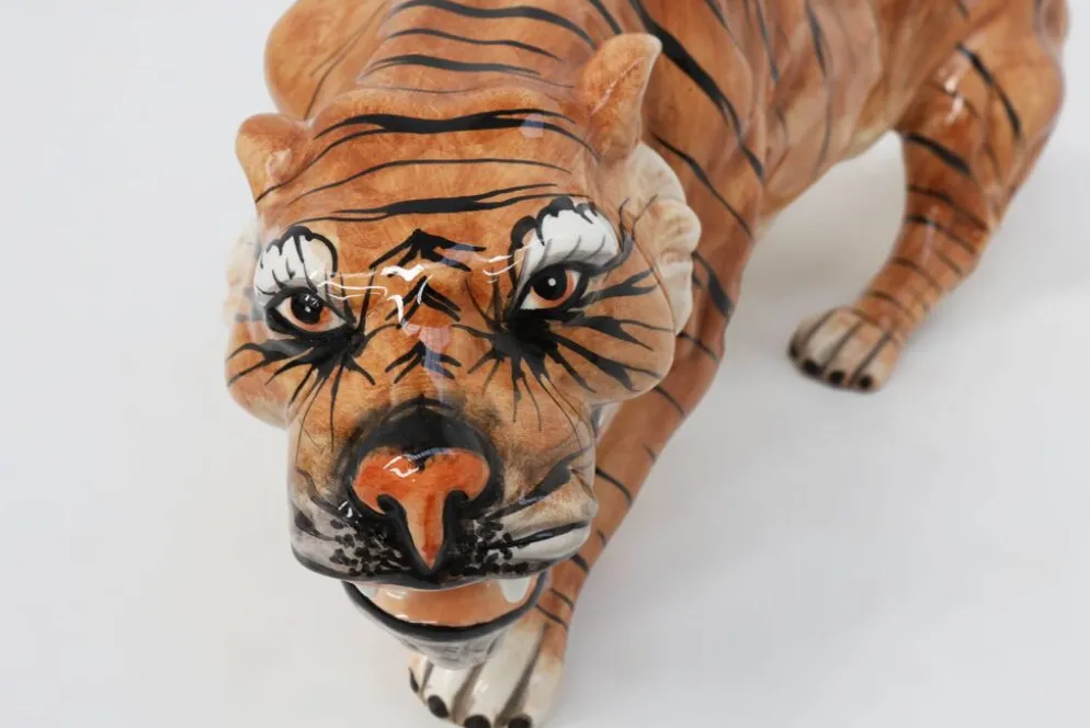 Sculpture en céramique peinte à la main de tigre de style Hollywood Regency italien, vers 1950.