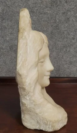 Sculpture en marbre, buste féminin