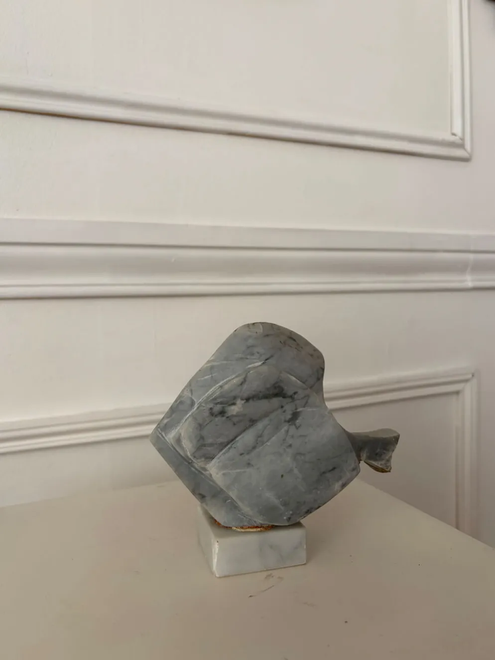 Sculpture en marbre forme poisson