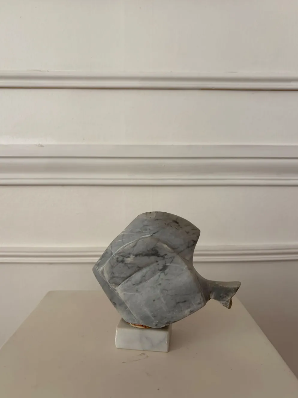Sculpture en marbre forme poisson