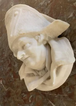 Sculpture en marbre, tête d’homme au chapeau