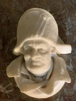 Sculpture en marbre, tête d’homme au chapeau