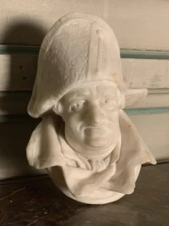 Sculpture en marbre, tête d’homme au chapeau