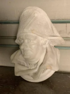 Sculpture en marbre, tête d’homme au chapeau