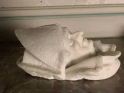 Sculpture en marbre, tête d’homme au chapeau