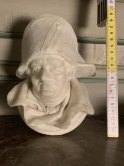 Sculpture en marbre, tête d’homme au chapeau