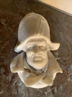 Sculpture en marbre, tête d’homme au chapeau