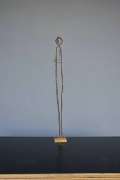 Sculpture en métal d'une figure debout