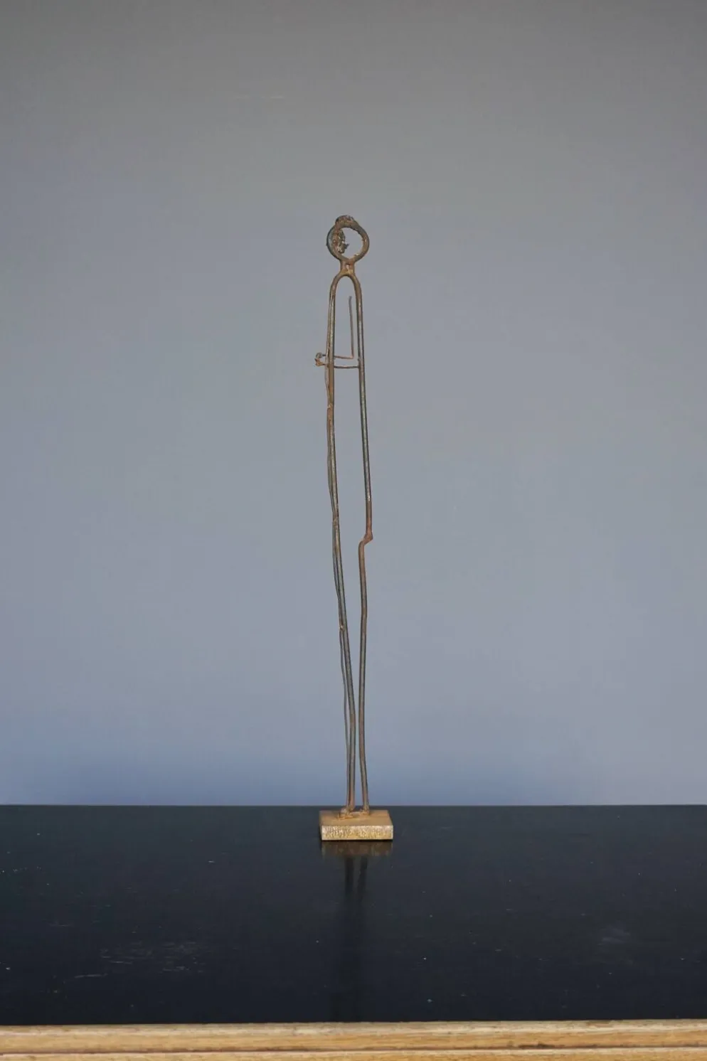 Sculpture en métal d'une figure debout